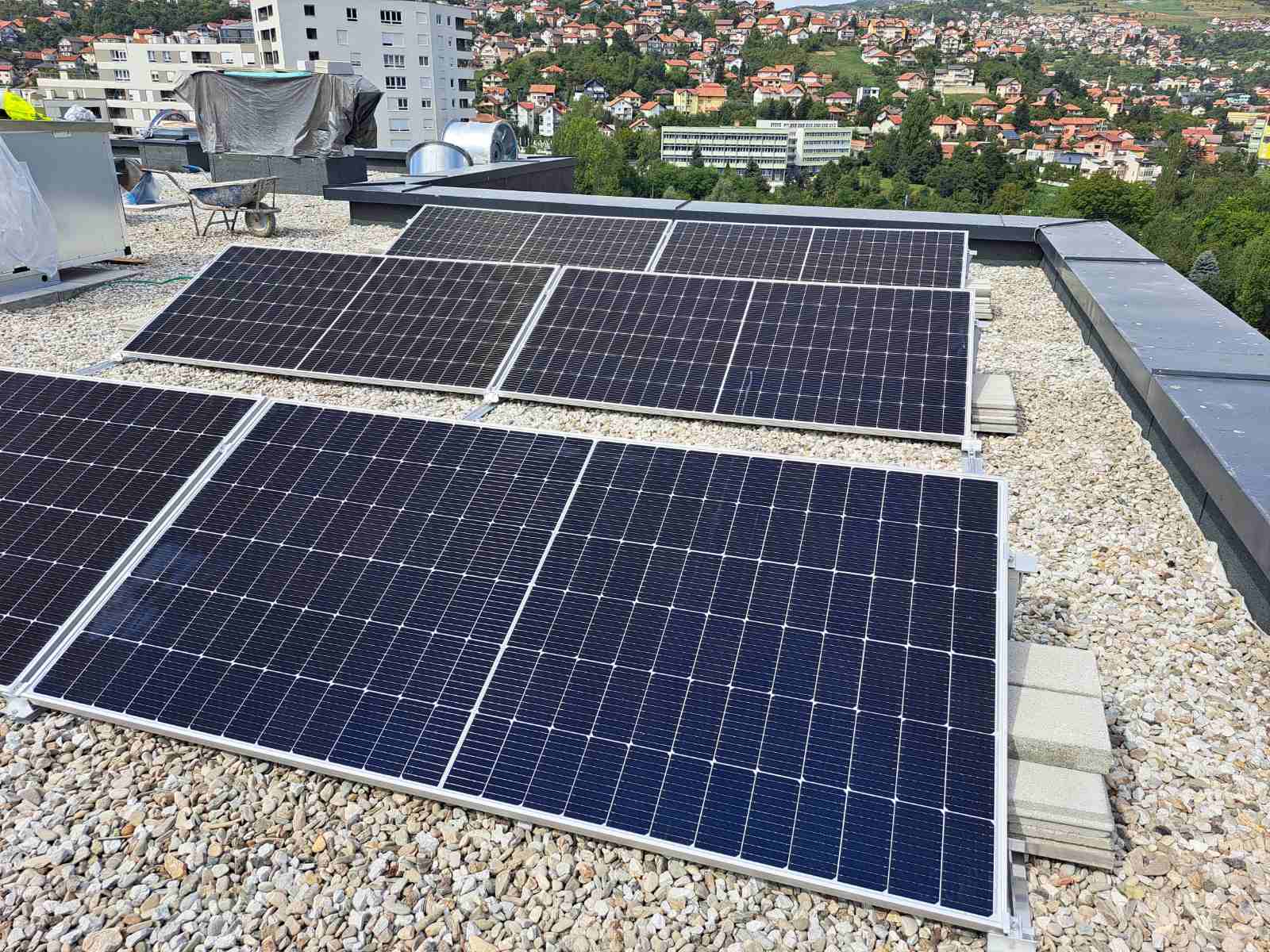 Solarna elektrana na ravnom krovu pričvršćena balastima